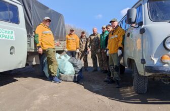 Участники экологического субботника «Зелёная весна — 2026» убирают территорию
